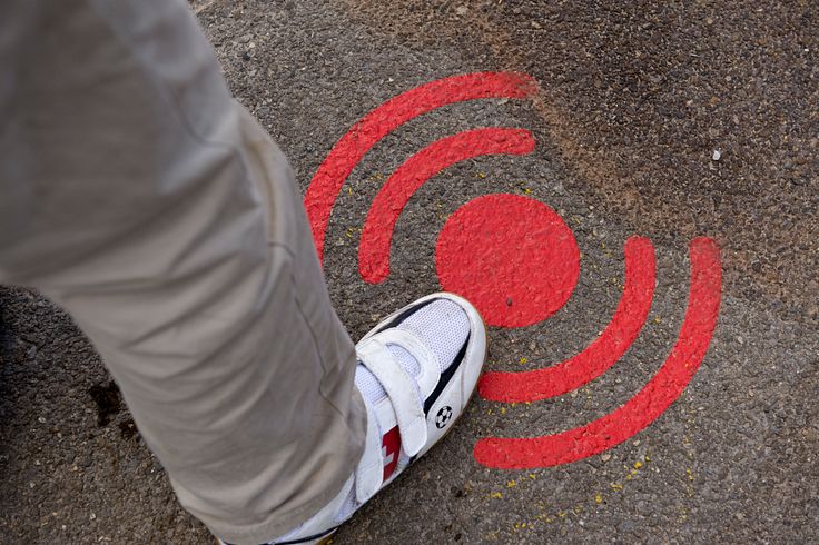 Jemand steht auf einem roten Alarmzeichen Tour durch den Legionärspfad