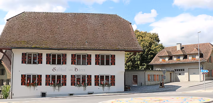 Aussenansicht und Kreisel Gasthof Bären Schlossdomäne Wildegg