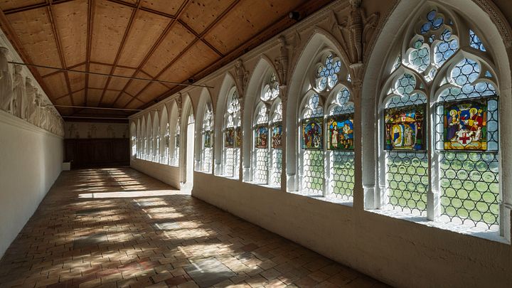 Kreuzgang im Kloster Wettingen, das Licht wirft durch die Fenster lange Schatten in den Gang.
