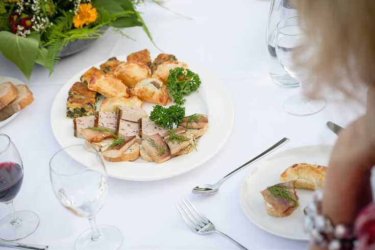 Ein Teller mit Häppchen auf einem schön gedeckten Tisch