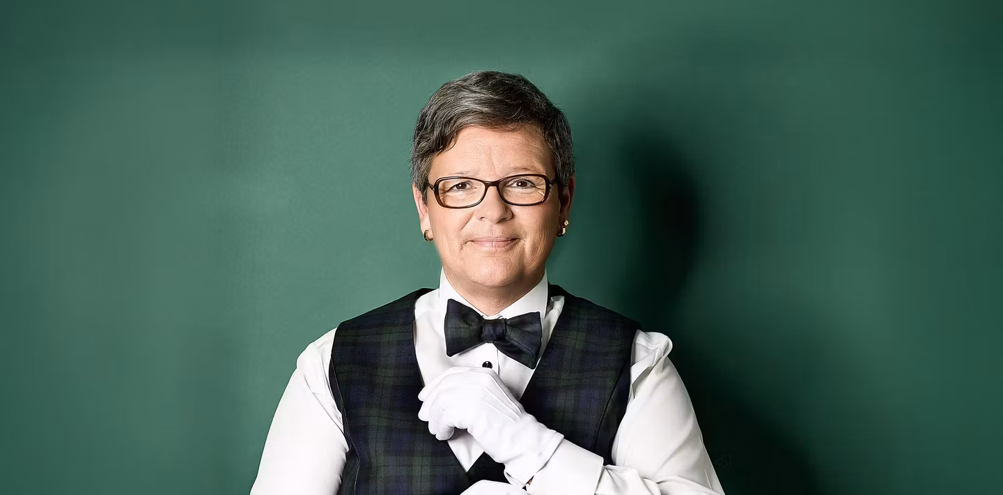 Porträt Zita Langenstein vor grünem Hintergrund