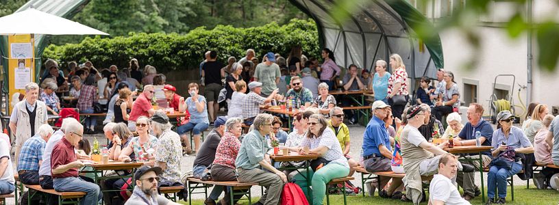 Viel Volk im Park der Klosterhalbinsel Wettingen am Klosterfest.