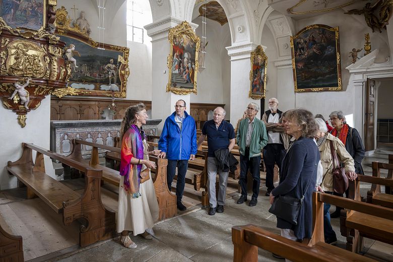 Eine Gruppe auf einer Führung in der Klosterkirche Wettingen