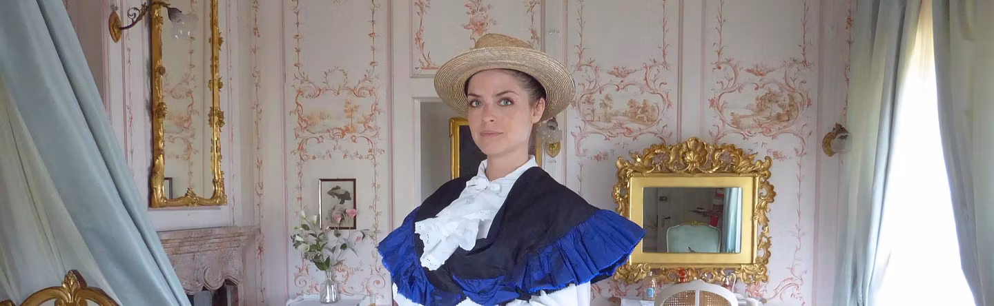 Eine als Lady Mildred gekleidete Frau führt durch die Räume von Schloss Lenzburg.