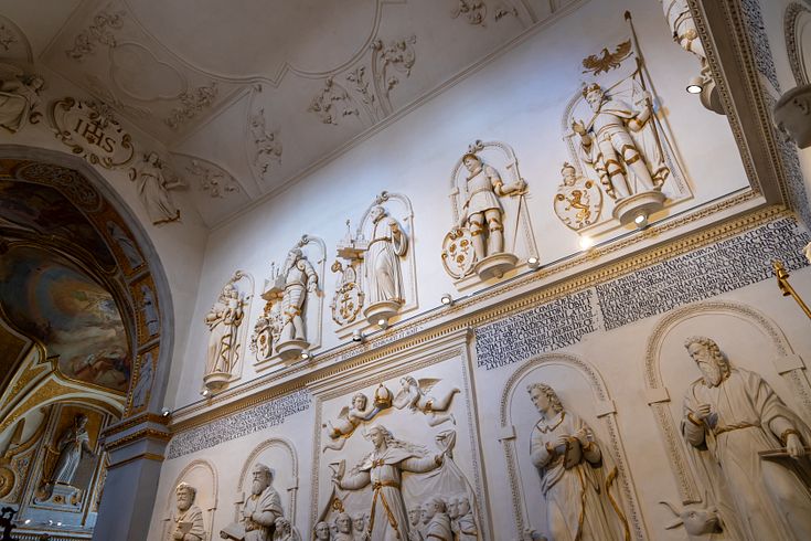 Statuen an einer Wand in der Mönchskirche des Klosters Wettingen
